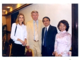 Chụp ảnh lưu niệm với Trưởng đoàn TĐG Ukraine